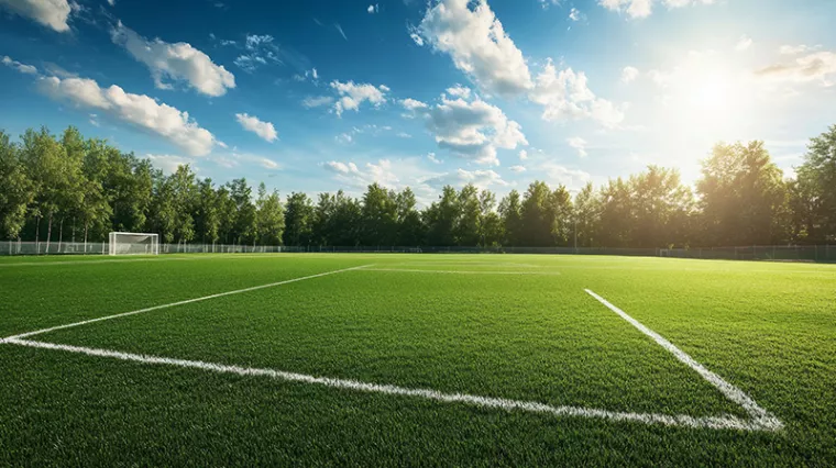 Pelouse d’un stade de foot dans un petit village : les secrets d’une tonte parfaite, Montévrain, Monsieur THEOM ANTOINE